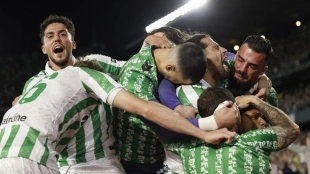 Los jugadores del Real Betis celebran un gol