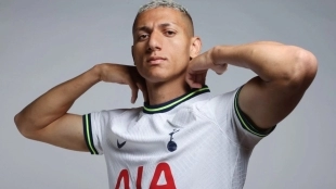 Richarlison poses with Tottenham colors