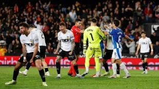 El Valencia estudiaría la venta de Javi Guerra / Kirolak