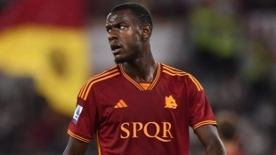 Evan Ndicka durante un partido con la Roma
