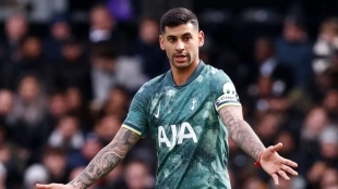 Cuti Romero durante un partido con el Tottenham