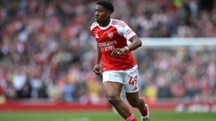 Myles Lewis-Skelly durante un partido con el Arsenal