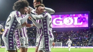 The players of Real Valladolid celebrate a goal.